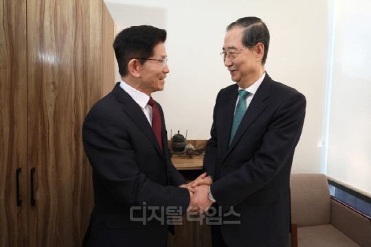 김문수 국민의힘 대선 후보와 한덕수 무소속 예비후보가 7일 서울 종로구 한 식당에서 단일화 관련 회동에 앞서 악수하고 있다. 박동욱 기자